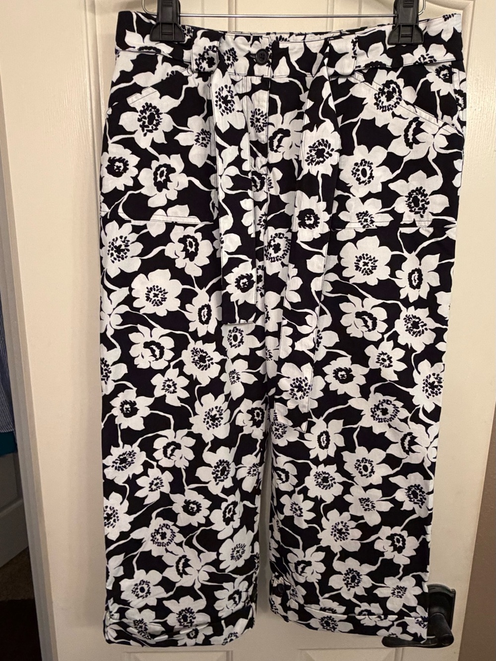 Jones New York Sport Women’s Black & White Floral Wide-Leg Cropped Capris